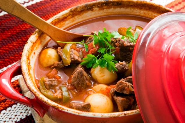 Muito mais que um prato com receita única, o goulash é uma ideia gastronômica. A mistura de vegetais e carne temperados com páprica tornou-se símbolo da Hungria e compõe a mesa de vários países da Europa Central. Pode ser servido como sopa ou acompanhado de massas que se assemelham a um nhoque Muito mais que um prato com receita única, o goulash é uma ideia gastronômica. A mistura de vegetais e carne temperados com páprica tornou-se símbolo da Hungria e compõe a mesa de vários países da Europa Central. Pode ser servido como sopa ou acompanhado de massas que se assemelham a um nhoque