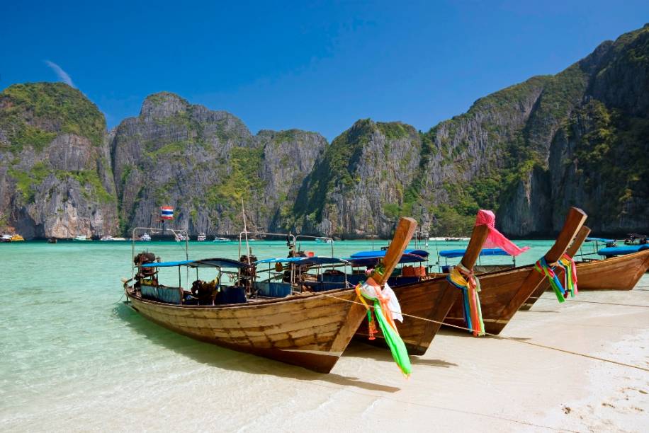A Baía Maya, na ilha Phi Phi Leh, no sul da <a href="https://beta-develop.viagemeturismo.abril.com.br/paises/tailandia/">Tailândia</a>, ficou internacionalmente conhecida como o set de filmagem de <em>A Praia</em>, estrelada por Leonardo di Caprio. Atributos naturais para considerá-la um paraíso é o que não faltam A Baía Maya, na ilha Phi Phi Leh, no sul da <a href="https://beta-develop.viagemeturismo.abril.com.br/paises/tailandia/">Tailândia</a>, ficou internacionalmente conhecida como o set de filmagem de <em>A Praia</em>, estrelada por Leonardo di Caprio. Atributos naturais para considerá-la um paraíso é o que não faltam