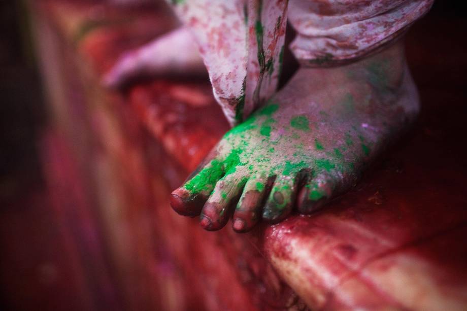 Para entrar no templo, só com os pés descalços (ou de meias) - mesmo que você esteja no meio do Holi, o Festival das Cores Para entrar no templo, só com os pés descalços (ou de meias) - mesmo que você esteja no meio do Holi, o Festival das Cores