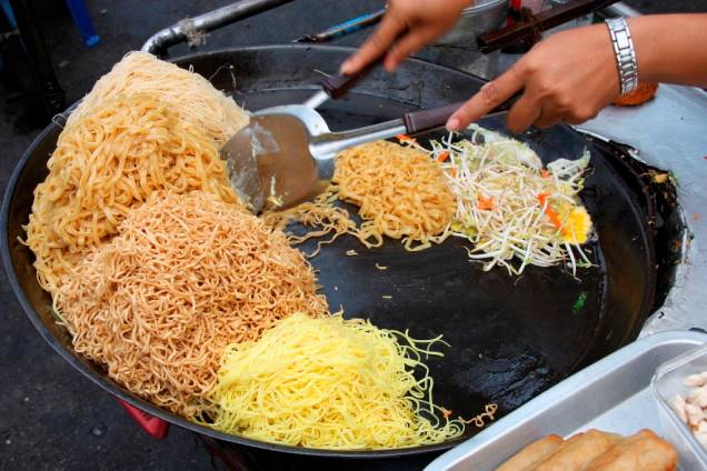 Em Bangcoc, o que pega é a comida de rua. A incrível mistura de ingredientes frescos e sabores que sobem e descem latitudes entre o salgado, doce, azedo e apimentado, faz a festa dos glutões Em Bangcoc, o que pega é a comida de rua. A incrível mistura de ingredientes frescos e sabores que sobem e descem latitudes entre o salgado, doce, azedo e apimentado, faz a festa dos glutões