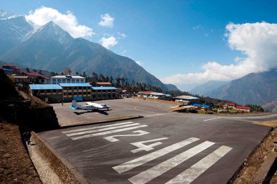 O aeroporto Tenzing-Hillary, em Lukla, homenageia a dupla que conquistou o Monte Everest, em 1953. Com apenas 460 metros de comprimento e 20 de largura, é considerado uma das pistas mais perigosas do mundo, sujeita a fortes rajadas de vento e péssimas condições de voo O aeroporto Tenzing-Hillary, em Lukla, homenageia a dupla que conquistou o Monte Everest, em 1953. Com apenas 460 metros de comprimento e 20 de largura, é considerado uma das pistas mais perigosas do mundo, sujeita a fortes rajadas de vento e péssimas condições de voo