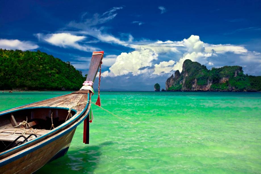 A região de Phuket é um dos destinos mais procurados por turistas de todo o mundo a procura de belas praias, mar de águas transparentes, muita agitação e boa comida.