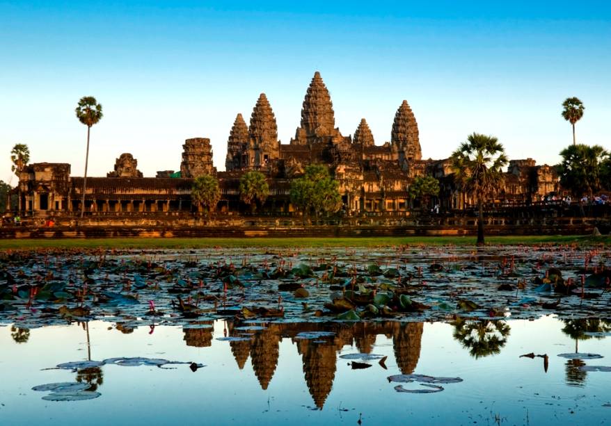Símbolo nacional e principal destino turístico do país, as linhas do Angkor Wat está presente na bandeira do Camboja Símbolo nacional e principal destino turístico do país, as linhas do Angkor Wat está presente na bandeira do Camboja