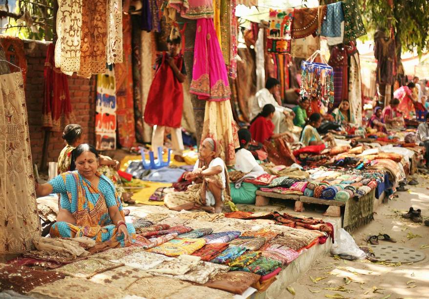 Mercado de seda nas ruas de Délhi, Índia