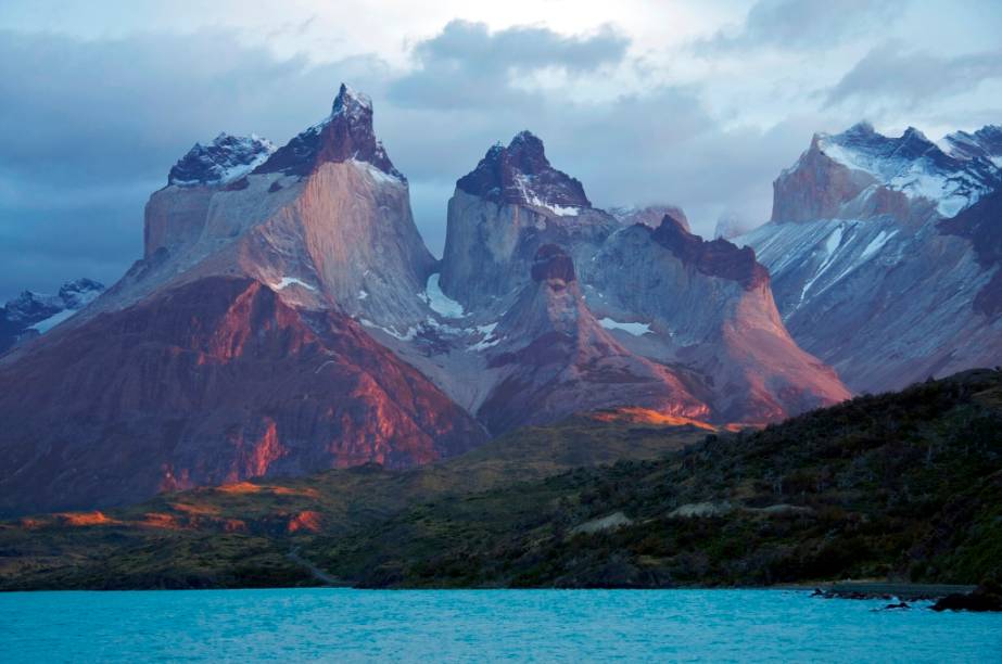 O Maciço Paine é uma impressionante aula de geologia, com suas diferentes rochas. Seu topo é formado por uma grande camada sedimentar, enquanto que a parte intermediária é de granito. Vento, gelo e terremotos contribuíram na forma singular das montanhas, repleta de picos e vales