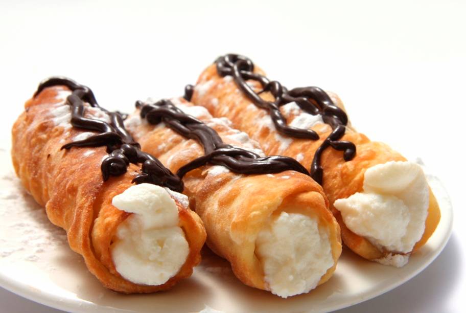 <strong>Cannoli, Itália</strong>    <em>Leave the gun, take the cannoli</em>! Uma das frases mais famosas da história do cinema (Peter Clemenza, <em>O Poderoso Chefão</em>, 1972) é uma ode à glutonice siciliana: serviço feito, vamos comer! Há quem consiga comer dois ou três depois de um belo prato de spaghetti alla marinara, mas bom mesmo é prová-lo com um expresso no meio da tarde.