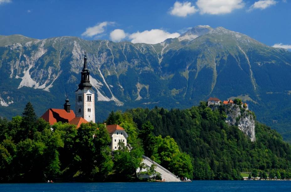 Esta é uma ilha diferente em nossa lista. Bled fica em um laguinho pristino e simplesmente encantador no interior da <a href="https://beta-develop.viagemeturismo.abril.com.br/paises/eslovenia/">Eslovênia</a> Esta é uma ilha diferente em nossa lista. Bled fica em um laguinho pristino e simplesmente encantador no interior da <a href="https://beta-develop.viagemeturismo.abril.com.br/paises/eslovenia/">Eslovênia</a>