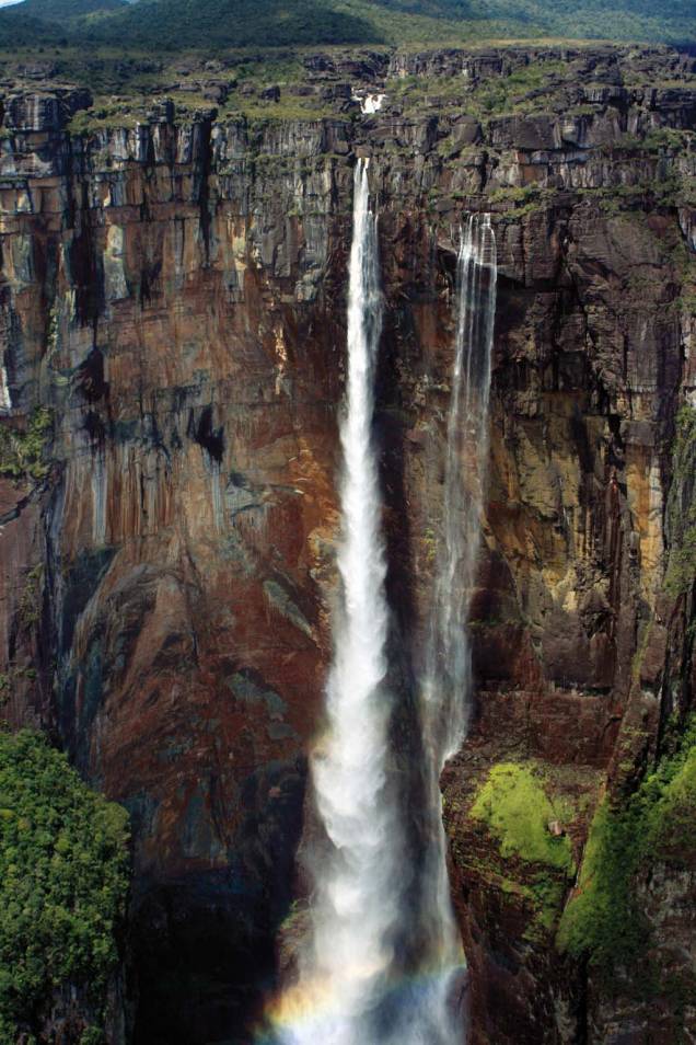 Com 979 metros, Salto Angel, na Venezuela, é a cachoeira mais alta do mundo. A gigantesca queda d’água rasga um tepuye, como são chamadas as montanhas chatas com paredões de pedra Com 979 metros, Salto Angel, na Venezuela, é a cachoeira mais alta do mundo. A gigantesca queda d’água rasga um tepuye, como são chamadas as montanhas chatas com paredões de pedra