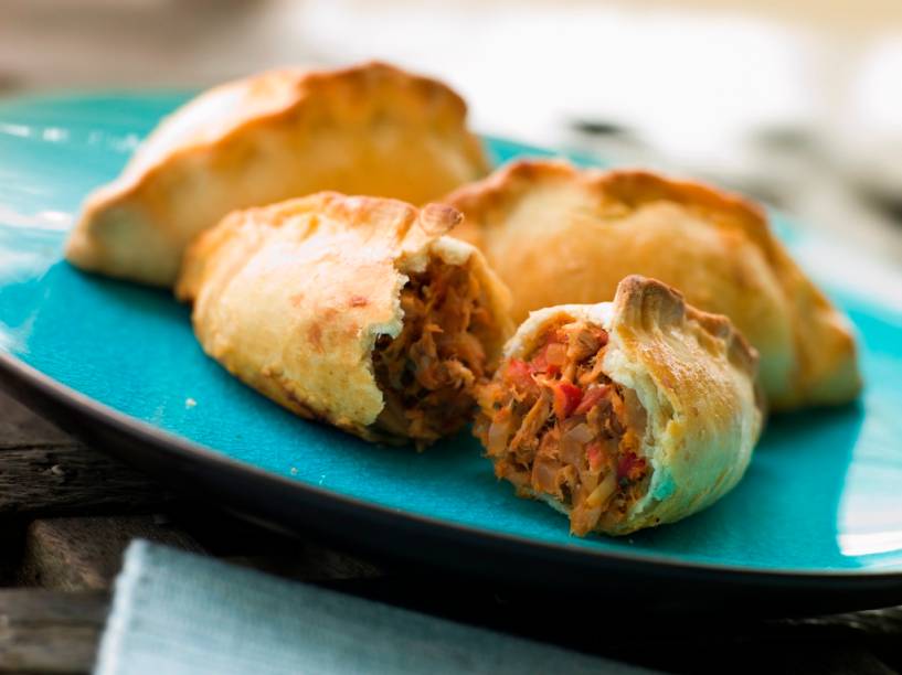 <strong>Empanada, <a href="https://viajeaqui.abril.com.br/paises/chile" rel="Chile " target="_blank">Chile </a>e <a href="https://viajeaqui.abril.com.br/paises/argentina" rel="Argentina" target="_blank">Argentina</a></strong><br />        Rechear finas massas com carnes variadas e legumes é algo que encontramos em todas as culturas. Dentre as receitas mais comuns encontramos o <em>jiaozi </em>(<a href="https://viajeaqui.abril.com.br/paises/china" rel="China" target="_blank"><strong>China</strong></a>), <em>pierogi </em>(<a href="https://viajeaqui.abril.com.br/paises/polonia" rel="Polônia" target="_blank"><strong>Polônia</strong></a>), <em>gyoza</em> (<strong><a href="https://viajeaqui.abril.com.br/paises/japao" rel="Japão" target="_blank">Japão</a></strong>), <em>calzone </em>(<a href="https://viajeaqui.abril.com.br/paises/italia" rel="Itália" target="_blank"><strong>Itália</strong></a>), esfiha (Oriente Médio) e o nosso pastel. As empanadas da <a href="https://viajeaqui.abril.com.br/continentes/america-do-sul" rel="América do Sul" target="_blank">América do Sul</a>, com recheio de carne, provavelmente têm origem hispânica e são excelentes para um lanchinho. Seja num bar em <a href="https://viajeaqui.abril.com.br/cidades/ar-buenos-aires" rel="Buenos Aires " target="_blank">Buenos Aires </a>ou nos confins da <strong>Patagônia</strong>, é o mata-fome perfeito. <strong>Empanada, <a href="https://viajeaqui.abril.com.br/paises/chile" rel="Chile " target="_blank">Chile </a>e <a href="https://viajeaqui.abril.com.br/paises/argentina" rel="Argentina" target="_blank">Argentina</a></strong><br />        Rechear finas massas com carnes variadas e legumes é algo que encontramos em todas as culturas. Dentre as receitas mais comuns encontramos o <em>jiaozi </em>(<a href="https://viajeaqui.abril.com.br/paises/china" rel="China" target="_blank"><strong>China</strong></a>), <em>pierogi </em>(<a href="https://viajeaqui.abril.com.br/paises/polonia" rel="Polônia" target="_blank"><strong>Polônia</strong></a>), <em>gyoza</em> (<strong><a href="https://viajeaqui.abril.com.br/paises/japao" rel="Japão" target="_blank">Japão</a></strong>), <em>calzone </em>(<a href="https://viajeaqui.abril.com.br/paises/italia" rel="Itália" target="_blank"><strong>Itália</strong></a>), esfiha (Oriente Médio) e o nosso pastel. As empanadas da <a href="https://viajeaqui.abril.com.br/continentes/america-do-sul" rel="América do Sul" target="_blank">América do Sul</a>, com recheio de carne, provavelmente têm origem hispânica e são excelentes para um lanchinho. Seja num bar em <a href="https://viajeaqui.abril.com.br/cidades/ar-buenos-aires" rel="Buenos Aires " target="_blank">Buenos Aires </a>ou nos confins da <strong>Patagônia</strong>, é o mata-fome perfeito.