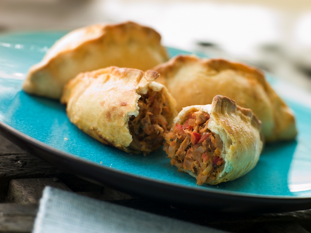<strong>Empanada, <a href="https://viajeaqui.abril.com.br/paises/chile" rel="Chile " target="_blank">Chile </a>e <a href="https://viajeaqui.abril.com.br/paises/argentina" rel="Argentina" target="_blank">Argentina</a></strong><br /> Rechear finas massas com carnes variadas e legumes é algo que encontramos em todas as culturas. Dentre as receitas mais comuns encontramos o <em>jiaozi </em>(<a href="https://viajeaqui.abril.com.br/paises/china" rel="China" target="_blank"><strong>China</strong></a>), <em>pierogi </em>(<a href="https://viajeaqui.abril.com.br/paises/polonia" rel="Polônia" target="_blank"><strong>Polônia</strong></a>), <em>gyoza</em> (<strong><a href="https://viajeaqui.abril.com.br/paises/japao" rel="Japão" target="_blank">Japão</a></strong>), <em>calzone </em>(<a href="https://viajeaqui.abril.com.br/paises/italia" rel="Itália" target="_blank"><strong>Itália</strong></a>), esfiha (Oriente Médio) e o nosso pastel. As empanadas da <a href="https://viajeaqui.abril.com.br/continentes/america-do-sul" rel="América do Sul" target="_blank">América do Sul</a>, com recheio de carne, provavelmente têm origem hispânica e são excelentes para um lanchinho. Seja num bar em <a href="https://viajeaqui.abril.com.br/cidades/ar-buenos-aires" rel="Buenos Aires " target="_blank">Buenos Aires </a>ou nos confins da <strong>Patagônia</strong>, é o mata-fome perfeito. <strong>Empanada, <a href="https://viajeaqui.abril.com.br/paises/chile" rel="Chile " target="_blank">Chile </a>e <a href="https://viajeaqui.abril.com.br/paises/argentina" rel="Argentina" target="_blank">Argentina</a></strong><br /> Rechear finas massas com carnes variadas e legumes é algo que encontramos em todas as culturas. Dentre as receitas mais comuns encontramos o <em>jiaozi </em>(<a href="https://viajeaqui.abril.com.br/paises/china" rel="China" target="_blank"><strong>China</strong></a>), <em>pierogi </em>(<a href="https://viajeaqui.abril.com.br/paises/polonia" rel="Polônia" target="_blank"><strong>Polônia</strong></a>), <em>gyoza</em> (<strong><a href="https://viajeaqui.abril.com.br/paises/japao" rel="Japão" target="_blank">Japão</a></strong>), <em>calzone </em>(<a href="https://viajeaqui.abril.com.br/paises/italia" rel="Itália" target="_blank"><strong>Itália</strong></a>), esfiha (Oriente Médio) e o nosso pastel. As empanadas da <a href="https://viajeaqui.abril.com.br/continentes/america-do-sul" rel="América do Sul" target="_blank">América do Sul</a>, com recheio de carne, provavelmente têm origem hispânica e são excelentes para um lanchinho. Seja num bar em <a href="https://viajeaqui.abril.com.br/cidades/ar-buenos-aires" rel="Buenos Aires " target="_blank">Buenos Aires </a>ou nos confins da <strong>Patagônia</strong>, é o mata-fome perfeito.