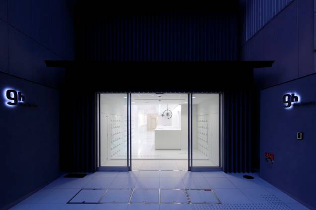 Entrada do hotel cápsula 9 hours, Kyoto, Japão. Esse tipo de hospedagem teve um boom nos anos 1980, quando, por conta de longas horas extras, executivos perdiam o último trem ou metrô para retornar às suas casas. Por isso mesmo a maioria desses estabelecimentos está convenientemente localizada próxima a estações ferroviárias Entrada do hotel cápsula 9 hours, Kyoto, Japão. Esse tipo de hospedagem teve um boom nos anos 1980, quando, por conta de longas horas extras, executivos perdiam o último trem ou metrô para retornar às suas casas. Por isso mesmo a maioria desses estabelecimentos está convenientemente localizada próxima a estações ferroviárias