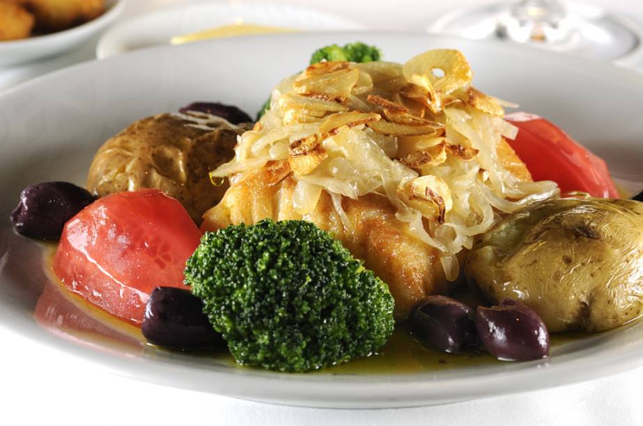 Bacalhau à Lagareiro com batatas ao murro, do restaurante <a href="https://viajeaqui.abril.com.br/estabelecimentos/br-sp-sao-paulo-restaurante-a-bela-sintra" rel="A Bela Sintra" target="_blank"><strong>A Bela Sintra</strong></a>, de <strong><a href="https://viajeaqui.abril.com.br/cidades/br-sp-sao-paulo" rel="São Paulo" target="_blank">São Paulo</a></strong>.<em> Rua Bela Cintra, 2325 (Jardins). Tel. (11) 3891-1090 / <strong><a href="https://viajeaqui.abril.com.br/estabelecimentos/br-df-brasilia-restaurante-a-bela-sintra" rel="A Bela Sintra" target="_blank">A Bela Sintra</a>, </strong>de<strong> </strong><strong><a href="https://viajeaqui.abril.com.br/cidades/br-df-brasilia" rel="Brasília" target="_blank">Brasília</a></strong> - </em><em>Comércio Local Sul, Qd. 105, Bl. D, Lj. 35 Tel. </em><em>(61) 3242-4001</em>