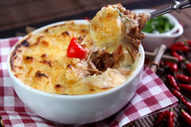<strong>A Lapinha</strong><strong>Escondidinho de costela de boi</strong> <strong>com aipim</strong> é o tira-gosto selecionado para participar do Comida di Buteco.<br /><strong>Onde:</strong> Rua Coriolano, 336, Lapa – Tel. (11) 3672-7191<br /><strong>Horário de funcionamento:</strong> segunda a sábado, das 12h às 1h. <br /> <strong>A Lapinha</strong><strong>Escondidinho de costela de boi</strong> <strong>com aipim</strong> é o tira-gosto selecionado para participar do Comida di Buteco.<br /><strong>Onde:</strong> Rua Coriolano, 336, Lapa – Tel. (11) 3672-7191<br /><strong>Horário de funcionamento:</strong> segunda a sábado, das 12h às 1h. <br />