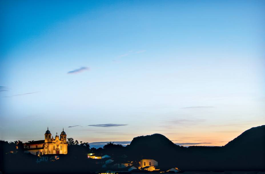 A Matriz de Santo Antônio, dourada por dentro e por fora, e Tiradentes a seus pés A Matriz de Santo Antônio, dourada por dentro e por fora, e Tiradentes a seus pés