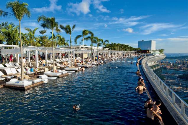 A piscina mais alta do mundo no topo do Marina Bay Sands A piscina mais alta do mundo no topo do Marina Bay Sands