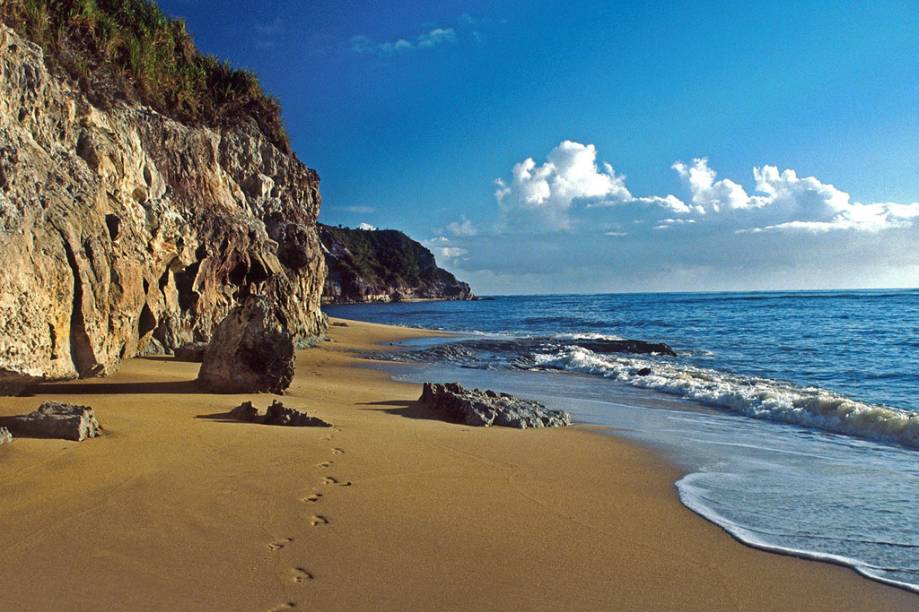 A orla da Praia do Espelho é dividida em dois trechos, Espelho e Curuípe, separados por um rio