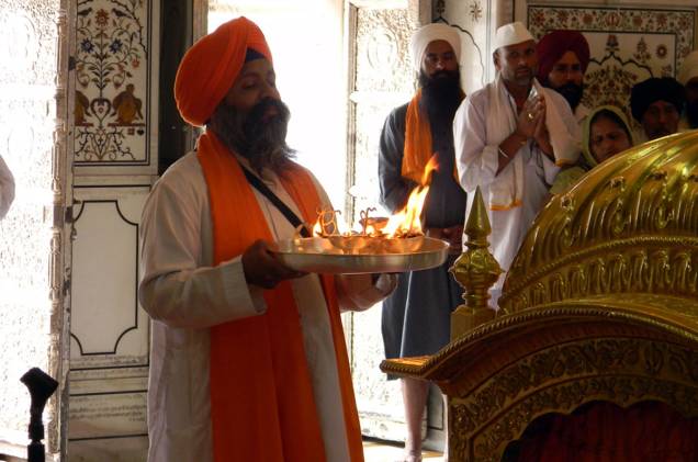 Fogo, fores e preces na cerimônia Aarti, que rola todas as tardes na beira do Ganges, no ashram Parmath Fogo, fores e preces na cerimônia Aarti, que rola todas as tardes na beira do Ganges, no ashram Parmath