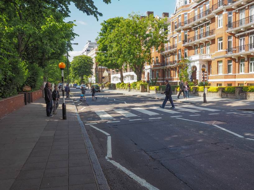 <strong>Abbey Road, <a href="https://viajeaqui.abril.com.br/cidades/reino-unido-londres" rel="Londres" target="_blank">Londres</a></strong>        Você pode não ser fã de Beatles ou de rock clássico, mas você certamente já viu a famosa foto do quarteto atravessando uma faixa de pedestres ou até já pousou para um clique ali mesmo, como fazem boa parte dos turistas que vão ao <a href="https://viajeaqui.abril.com.br/paises/reino-unido" rel="Reino Unido" target="_blank">Reino Unido</a>. A faixa fica no noroeste de Londres, na Abbey Road, e a imagem tornou a rua conhecida por ilustrar a capa do 12º e mais vendido álbum do grupo        <a href="https://viajeaqui.abril.com.br/materias/galeria-cidades-rock-n-roll" rel="+ Cidades rocknroll: de Londres a Brasília, 13 lugares para curtir o som" target="_blank">+ Cidades rocknroll: de Londres a Brasília, 13 lugares para curtir o som</a>