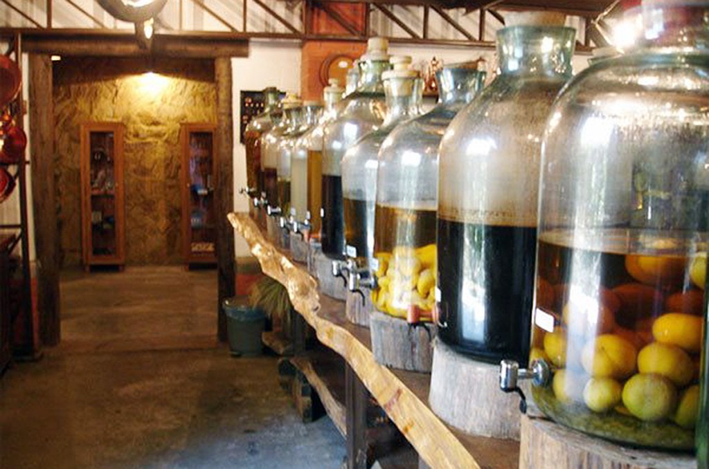 Em meio aos diversos ateli&ecirc;s da cidade,<a href="https://viajeaqui.abril.com.br/estabelecimentos/br-sp-santo-antonio-do-pinhal-atracao-a-bodega" target="_blank"> A Bodega</a> exp&otilde;e em garraf&otilde;es para degusta&ccedil;&atilde;o seus mais de 40 sabores de cacha&ccedil;a. Os sabores uva e jurupinga s&atilde;o os camp&otilde;es de audi&ecirc;ncia.