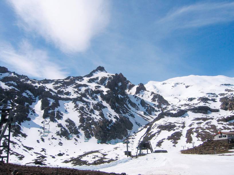 <em><strong>Tongariro National Park</strong></em> - Este é o  parque mais antigo da Nova Zelândia. Criado em 1887, está localizado a 300 quilômetros da capital. A atração turística abriga os vulcões Tongariro – cuja última erupção ocorreu em 2012 -, Ngauruhoe e Ruapehu ao longo dos seus cerca de 80 mil hectares de extensão
