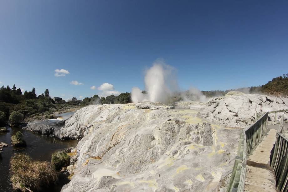 <em><strong><a href="https://viajeaqui.abril.com.br/cidades/nova-zelandia-rotorua" target="_blank" rel="noopener">Rotorua</a> </strong>- </em>Localizada na Ilha Norte, a cerca de 450 quilômetros da capital Wellington, é a cidade onde a cultura maori perpetua mais forte no país. Parques como Whangarewarewa, Te Puia (foto) e Tamaki Village contam com apresentações das danças e músicas maoris, além de exibirem peças de artesanato feitas pelas tribos e oferecerem a comida típica nativa, o hangi, cozido de legumes e carnes preparado no subsolo vulcânico da região