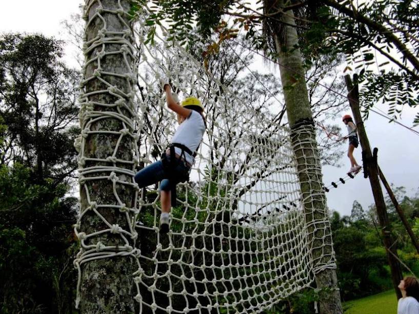 <strong>Acampamento Águias da Serra - São Paulo, SP</strong>Localizado dentro da área de proteção ambiental (APP) Capivari Monos, na Zona Sul da cidade de São Paulo, o <strong>Acampamento Águias da Serra</strong> conta com oficinas de circo, teatro, esportes, ciências, culinária, propaganda e jornalismo. Nos 250 mil metros quadrados de área, tem atrações para os aventureiros, como tirolesa, arvorismo, um circuito de treinamento militar, entre outras.<br /><br />A monitoria é dividida por idade – de 4 a 7 anos, de 8 a 10, de 11 a 12 e de 13 a 17 – e cada grupo tem atividades focadas em sua faixa etária. Os menores participam de jogos noturnos com lanternas, aproveitam a brinquedoteca, se fantasiam, conhecem a mata. Conforme ficam mais velhos, baladas, campeonatos, picnics e shows de teatro entram na lista de atividades.<br /><br />Pacotes:<br />São três pacotes ainda disponíveis, todos de sete dias – de 8 a 14, 15 a 21 e 22 a 28 de julho –, por R$ 2.480, que podem ser pagos à vista, com desconto de R$ 300, ou parcelados em seis vezes no cartão de crédito ou cheque.<br /><br />Mais informações:<br />Telefone: (11) 5660-6102<br />E-mail: <a href="https://acampamento@aguiasdaserra.com.br" rel="acampamento@aguiasdaserra.com.br" target="_blank">acampamento@aguiasdaserra.com.br</a><br />Site: <a href="https://www.acampamentoaguiasdaserra.com.br" rel="www.acampamentoaguiasdaserra.com.br" target="_blank">www.acampamentoaguiasdaserra.com.br</a> 