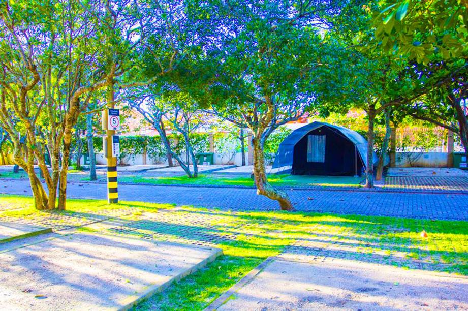 <strong><a href="https://ptropical.com.br/" rel="Paraíso Tropical Apartamentos e Camping" target="_blank">Paraíso Tropical Apartamentos e Camping</a>, <a href="https://viajeaqui.abril.com.br/estabelecimentos/br-sc-bombinhas-atracao-praia-mariscal" rel="Praia Mariscal" target="_self">Praia Mariscal</a>, <a href="https://viajeaqui.abril.com.br/cidades/br-sc-bombinhas" rel="Bombinhas" target="_self">Bombinhas</a>, <a href="https://viajeaqui.abril.com.br/estados/br-santa-catarina" rel="Santa Catarina" target="_self">Santa Catarina</a></strong>    Lar de belíssimas praias, entre as quais destaca-se a <a href="https://viajeaqui.abril.com.br/estabelecimentos/br-sc-bombinhas-atracao-praia-mariscal" rel="Mariscal" target="_self">Mariscal</a>, Bombinhas tem um camping com uma das melhoras infra-estruturas do Brasil. Sua área arborizada, próxima ao litoral, possui sistema de drenagem, pontos para antena parabólica, sanitários e banheiros com chuveiros elétricos. Há espaços reservados para barracas, motorhomes e trailers. Se preferir, também há apartamentos e chalés