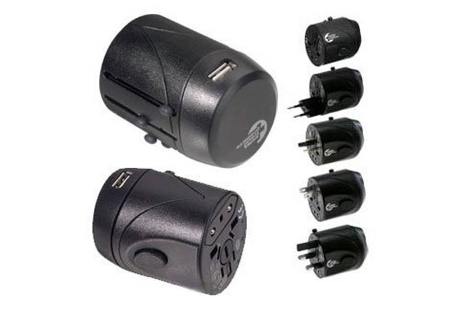 Compacto e fácil de transportar na bagagem, o adaptador universal de tomadas é essencial para quem gosta de viajar para fora do Brasil. Ele irá garantir o carregamento das baterias da máquina fotográfica, do tablet e do notebook em mais de 150 países do mundo. Na foto, o modelo Swiss World Travel Mains Adapter. Compacto e fácil de transportar na bagagem, o adaptador universal de tomadas é essencial para quem gosta de viajar para fora do Brasil. Ele irá garantir o carregamento das baterias da máquina fotográfica, do tablet e do notebook em mais de 150 países do mundo. Na foto, o modelo Swiss World Travel Mains Adapter.