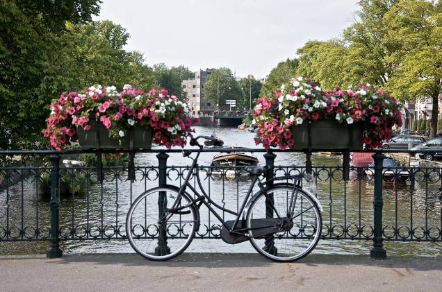 A bicicleta faz parte da paisagem de Amsterdã, na Holanda A bicicleta faz parte da paisagem de Amsterdã, na Holanda