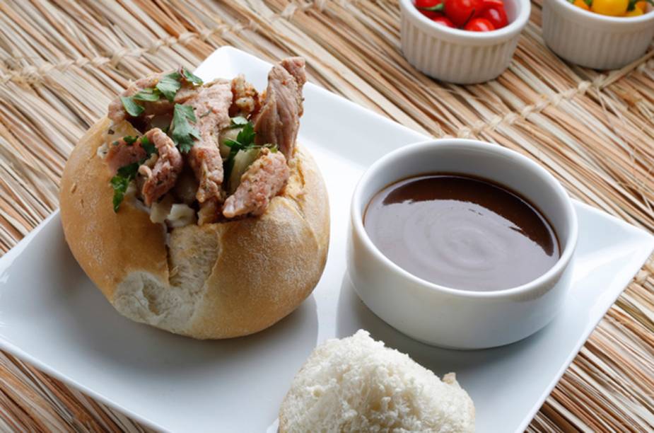 <a href="https://viajeaqui.abril.com.br/estabelecimentos/br-rj-rio-de-janeiro-restaurante-adega-perola" rel="Adega Pérola - Rio de Janeiro" target="_blank"><strong>Adega Pérola - Rio de Janeiro</strong></a>O Buraco Quente, da Adega Pérola, é a combinação de um pão sacadura recheado de catupiry e picanha suína grelhada e temperada com ervas finas. Este é o prato que concorre no Comida di Buteco. <a href="https://viajeaqui.abril.com.br/estabelecimentos/br-rj-rio-de-janeiro-restaurante-adega-perola" rel="Adega Pérola - Rio de Janeiro" target="_blank"><strong>Adega Pérola - Rio de Janeiro</strong></a>O Buraco Quente, da Adega Pérola, é a combinação de um pão sacadura recheado de catupiry e picanha suína grelhada e temperada com ervas finas. Este é o prato que concorre no Comida di Buteco.