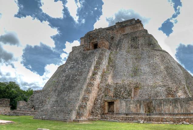 <strong>4. Pirâmide do Adivinho – Uxmal – México </strong>A Pirâmide do Adivinho é a construção mais alta e impressionante do sítio arqueológico maia de Uxmal, localizado na península de Yucatán. Com 40 metros de altura e 81 de largura, foi inaugurada em 560 d.C. Seus lados arredondados, base elíptica e inclinação bastante elevada a destacam de outros monumentos maias. Como muitas pirâmides mesoamericanas, a do Adivinho teve diversas fases de construção, sendo a quinta e última adição a dita "Casa do Adivinho" no topo da pirâmide. De acordo com a lenda, um deus-adivinho chamado Itzamna construiu a pirâmide em apenas uma noite usando seu poder e magia <strong>4. Pirâmide do Adivinho – Uxmal – México </strong>A Pirâmide do Adivinho é a construção mais alta e impressionante do sítio arqueológico maia de Uxmal, localizado na península de Yucatán. Com 40 metros de altura e 81 de largura, foi inaugurada em 560 d.C. Seus lados arredondados, base elíptica e inclinação bastante elevada a destacam de outros monumentos maias. Como muitas pirâmides mesoamericanas, a do Adivinho teve diversas fases de construção, sendo a quinta e última adição a dita "Casa do Adivinho" no topo da pirâmide. De acordo com a lenda, um deus-adivinho chamado Itzamna construiu a pirâmide em apenas uma noite usando seu poder e magia