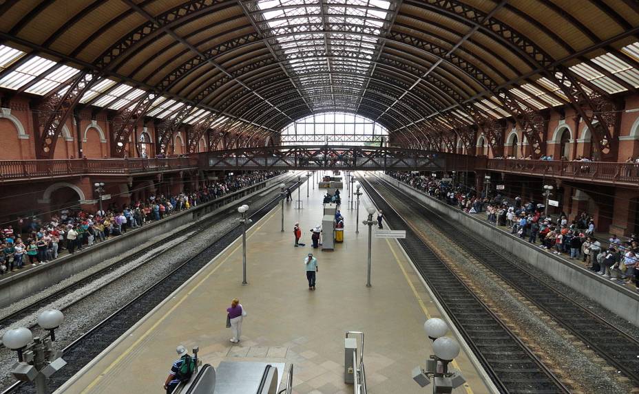 <strong><a href="https://viajeaqui.abril.com.br/estabelecimentos/br-sp-sao-paulo-atracao-estacao-da-luz" rel="Esta&ccedil;&atilde;o da Luz">Esta&ccedil;&atilde;o da Luz</a>: </strong>criada para comportar as novas demandas do transporte ferrovi&aacute;rio e o fluxo crescente de pessoas na cidade no ciclo do caf&eacute;, a esta&ccedil;&atilde;o da Luz foi inaugurada em 1901 e at&eacute; hoje &eacute; um dos s&iacute;mbolos da cidade.&nbsp;Projetada pelo ingl&ecirc;s Charles Henry Driver, sua obra utilizou exclusivamente materiais trazidos da Inglaterra e abriga tamb&eacute;m o Museu da L&iacute;ngua Portuguesa. <em>Pra&ccedil;a da Luz. Aberta todos os dias, das 4h00 &agrave;s 00h</em>.
