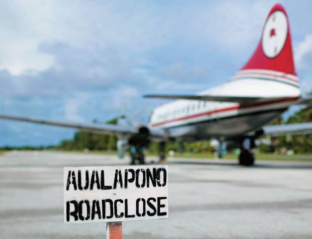 O aeroporto de Funafuti, cuja pista é preciso atravessar para se andar pela ilha O aeroporto de Funafuti, cuja pista é preciso atravessar para se andar pela ilha