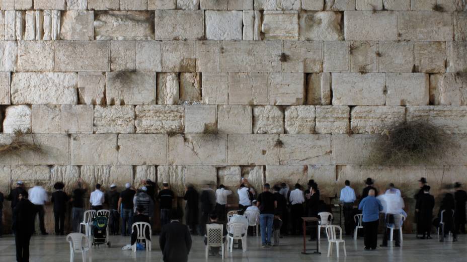 <strong>Muro das Lamentações, Israel</strong><br />O Segundo Templo de Jerusalém era não somente repositório da Arca da Aliança, mas também o principal recinto religioso do mundo hebraico. Em 70 d.C., os judeus se revoltaram contra a ocupação romana. A resposta foi rápida e fulminante: <a href="https://viajeaqui.abril.com.br/cidades/israel-jerusalem" rel="Jerusalém " target="_blank">Jerusalém </a>foi sitiada e o grandioso edifício de Herodes foi saqueado e completamente destruído. A única parte que sobrou, o muro ocidental, reúne fiéis vindos de todo o mundo, que aqui lamentam a destruição do templo, mas também celebram a vida judaica com bar-mitzvás.<br /> 