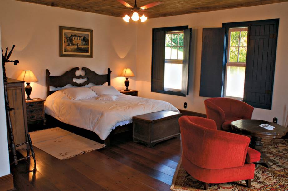 <a href="https://viajeaqui.abril.com.br/estabelecimentos/br-sp-itapira-hospedagem-hospedaria-aguas-claras" rel="Hospedaria Águas Claras – Itapira (SP) " target="_self"><strong>Hospedaria Águas Claras – Itapira (SP) </strong></a> O hóspede vivencia o cotidiano de uma fazenda cafeeira em plena atividade. De maio a setembro, dá para acompanhar todo o processo, como seleção, torra e moagem dos grãos. O aroma do café secando ao sol no terreiro paira no ar. As refeições, preparadas no fogão à lenha, levam legumes e temperos colhidos da horta orgânica. Não falta diversão nas caminhadas a cachoeiras, cavalgadas, pescarias, passeios de caiaque e charrete. <em>Site: <a href="https://www.fazendaambiental.com.br/hospedaria/index.htm" rel="www.fazendaambiental.com.br" target="_blank">www.fazendaambiental.com.br</a></em> <a href="https://viajeaqui.abril.com.br/estabelecimentos/br-sp-itapira-hospedagem-hospedaria-aguas-claras" rel="Hospedaria Águas Claras – Itapira (SP) " target="_self"><strong>Hospedaria Águas Claras – Itapira (SP) </strong></a> O hóspede vivencia o cotidiano de uma fazenda cafeeira em plena atividade. De maio a setembro, dá para acompanhar todo o processo, como seleção, torra e moagem dos grãos. O aroma do café secando ao sol no terreiro paira no ar. As refeições, preparadas no fogão à lenha, levam legumes e temperos colhidos da horta orgânica. Não falta diversão nas caminhadas a cachoeiras, cavalgadas, pescarias, passeios de caiaque e charrete. <em>Site: <a href="https://www.fazendaambiental.com.br/hospedaria/index.htm" rel="www.fazendaambiental.com.br" target="_blank">www.fazendaambiental.com.br</a></em>