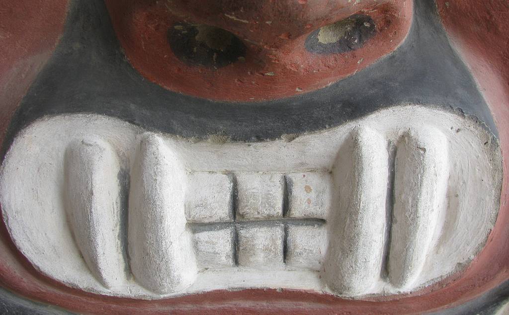 Os dentes arreganhados do deus Ai-apaec: representa&ccedil;&atilde;o simboliza efeitos da ayahuasca, planta alucin&oacute;gena usada em cerim&ocirc;nias ritual&iacute;sticas na &eacute;poca dos moches para estabelecer contato com as divindades