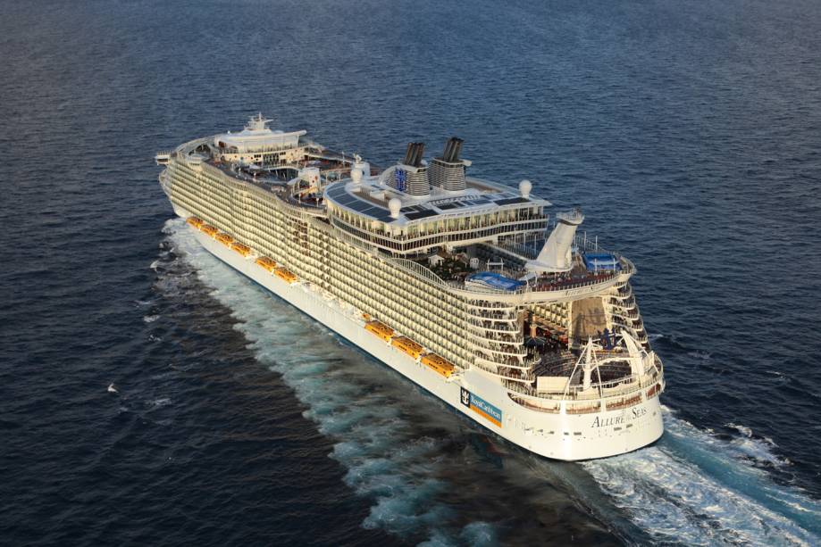 O Allure of the Seas tem 16 deques distribuídos por suas 225.000 toneladas. As 2.700 cabines podem receber até 5.400 hóspedes