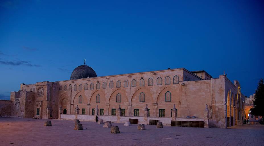 <strong>Mesquita Al-Aqsa</strong> (local sagrado para o islamismo)O domo cinza da mesquita, bem mais modesto do que o Domo da Rocha, fica localizado no mesmo platô. O da Rocha, concluído em 691 d.C., é coberto com 85 quilos de ouro e, ironicamente, guarda o altar usado por Abraão para oferecer o sacrifício de seu filho, Isaac – uma passagem bíblica respeitada pelos judeus