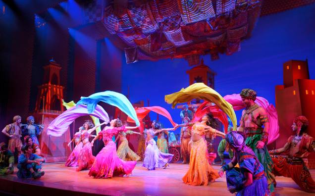 <strong>1. <a href="https://www.aladdinthemusical.com/" rel="Aladdin" target="_blank">Aladdin</a></strong>Mesmo tendo ganho novos elementos que acabaram por distanciá-la do filme (foram inseridos no roteiro três amigos do protagonista e músicas inéditas), a montagem é visualmente deslumbrante. É divertido, mas pode ser cansativo para crianças menores em suas 2h30 de duração - média de tempo de qualquer espetáculo da Broadway, diga-se. <strong>1. <a href="https://www.aladdinthemusical.com/" rel="Aladdin" target="_blank">Aladdin</a></strong>Mesmo tendo ganho novos elementos que acabaram por distanciá-la do filme (foram inseridos no roteiro três amigos do protagonista e músicas inéditas), a montagem é visualmente deslumbrante. É divertido, mas pode ser cansativo para crianças menores em suas 2h30 de duração - média de tempo de qualquer espetáculo da Broadway, diga-se.