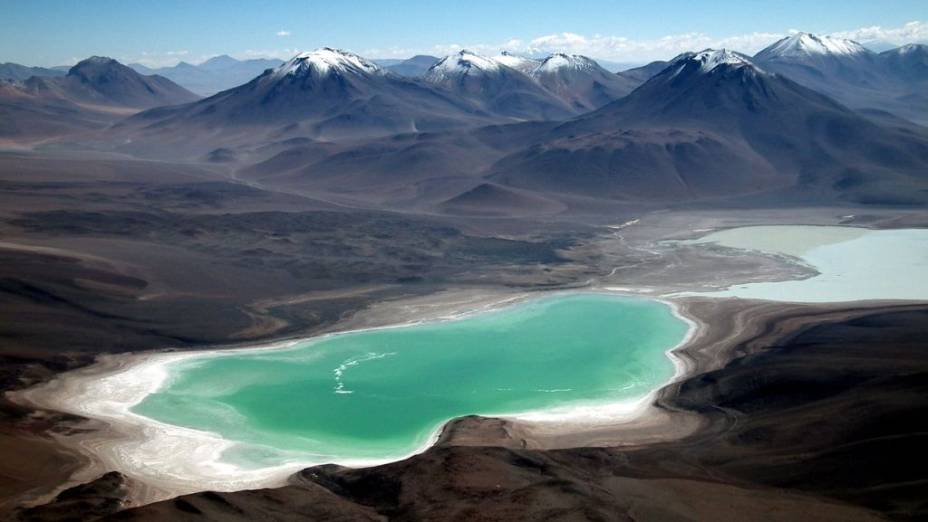 <strong>2. Atliplano Andino, Bolívia </strong>O entorno da estrada que parte de San Pedro de Atacama, no Chile, rumo ao Salar de Uyuni, na Bolívia, reserva alguns dos mais espetaculares cenários naturais do planeta. Lá estão a Laguna Verde (foto), a Laguna Colorada e uma série de vulcões, como o Licanbur <strong>2. Atliplano Andino, Bolívia </strong>O entorno da estrada que parte de San Pedro de Atacama, no Chile, rumo ao Salar de Uyuni, na Bolívia, reserva alguns dos mais espetaculares cenários naturais do planeta. Lá estão a Laguna Verde (foto), a Laguna Colorada e uma série de vulcões, como o Licanbur