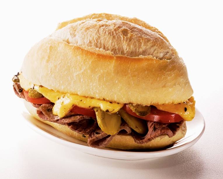 A receita original do <strong>bauru </strong>é composta de pão francês, rosbife, quatro tipos de queijo fundidos, tomate e rodelas de pepino em conserva A receita original do <strong>bauru </strong>é composta de pão francês, rosbife, quatro tipos de queijo fundidos, tomate e rodelas de pepino em conserva