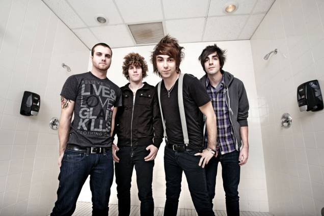 <strong>ALL TIME LOW</strong><br /> <br /> A banda de pop punk volta ao Brasil para fazer um show único e exclusivo no país, mas, se você não puder ir, saiba que o All Time Low tem planos de voltar em uma nova turnê completa em 2013. <strong>Onde e Quando: </strong>São Paulo, dia 20 de maio, no HSBC Brasil <strong>Ingressos: </strong>site <a href="https://www.ingressorapido.com.br/Evento.aspx?ID=19076. " rel="Ingresso Rápido." target="_blank">Ingresso Rápido</a> <strong>ALL TIME LOW</strong><br /> <br /> A banda de pop punk volta ao Brasil para fazer um show único e exclusivo no país, mas, se você não puder ir, saiba que o All Time Low tem planos de voltar em uma nova turnê completa em 2013. <strong>Onde e Quando: </strong>São Paulo, dia 20 de maio, no HSBC Brasil <strong>Ingressos: </strong>site <a href="https://www.ingressorapido.com.br/Evento.aspx?ID=19076. " rel="Ingresso Rápido." target="_blank">Ingresso Rápido</a>