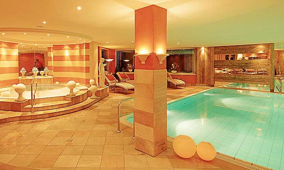 <strong>7. Hotel Alpin Spa Tuxerhof, Tux, <a href="https://viajeaqui.abril.com.br/paises/austria/fotos" rel="Áustria" target="_blank">Áustria</a></strong>Em Tux, charmosa cidade nos Alpes austríacos onde o esqui é a principal atração, o hotel tem destaque para o spa, com 5 piscinas aquecidas, 7 saunas, áres de relaxamento internas e externas e tratamentos estéticos.Mês mais barato para se hospedar: Novembro <strong>7. Hotel Alpin Spa Tuxerhof, Tux, <a href="https://viajeaqui.abril.com.br/paises/austria/fotos" rel="Áustria" target="_blank">Áustria</a></strong>Em Tux, charmosa cidade nos Alpes austríacos onde o esqui é a principal atração, o hotel tem destaque para o spa, com 5 piscinas aquecidas, 7 saunas, áres de relaxamento internas e externas e tratamentos estéticos.Mês mais barato para se hospedar: Novembro