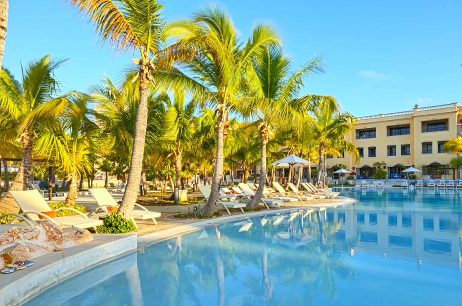 <strong><a href="https://www.alsolluxuryvillage.com" rel="Alsol Luxury Village" target="_blank">Alsol Luxury Village</a> – <a href="https://viajeaqui.abril.com.br/paises/republica-dominicana" rel="República Dominicana" target="_blank">República Dominicana</a></strong>A praia particular deste resort pode ser pequena, mas se você quiser explorar mais possibilidades do belo litoral de Punta Cana, shuttles grátis levam e trazem hóspedes rapidamente até a famosa praia Juanillo. Alsol tem monitores treinados e atividades programadas para manter as crianças ocupadas e aproveitando as férias. Para os adultos, um spa completo e centro fitness estão inclusos na diária. Outras atividades previstas no pacote são pesca, experimentação de vinhos e aulas de culinária local e de espanhol <strong><a href="https://www.alsolluxuryvillage.com" rel="Alsol Luxury Village" target="_blank">Alsol Luxury Village</a> – <a href="https://viajeaqui.abril.com.br/paises/republica-dominicana" rel="República Dominicana" target="_blank">República Dominicana</a></strong>A praia particular deste resort pode ser pequena, mas se você quiser explorar mais possibilidades do belo litoral de Punta Cana, shuttles grátis levam e trazem hóspedes rapidamente até a famosa praia Juanillo. Alsol tem monitores treinados e atividades programadas para manter as crianças ocupadas e aproveitando as férias. Para os adultos, um spa completo e centro fitness estão inclusos na diária. Outras atividades previstas no pacote são pesca, experimentação de vinhos e aulas de culinária local e de espanhol