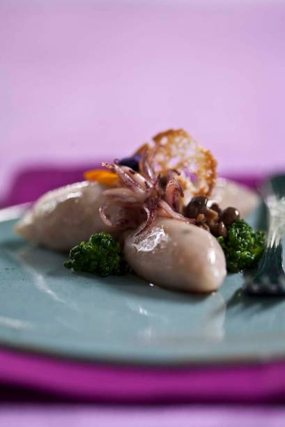 <strong><a href="https://viajeaqui.abril.com.br/estabelecimentos/br-sp-sao-paulo-restaurante-amadeus" rel="Amadeus (São Paulo)">Amadeus</a> (São Paulo)</strong><br /> <br /> Na casa estrelada pelo GUIA QUATRO RODAS, o tradicional bacalhau ganhou cinco versões para o almoço e jantar na Sexta-Feira Santa, a R$ 119 cada. Entre as opções, a chef Bella Masano sugere o <strong>peixe fresco acompanhado com molho de tomate</strong>, ervas da horta, brócolis e arroz de azeitonas pretas, além dos tradicionais bolinhos. No domingo de Páscoa, os clientes provarão um menu degustação de quatro etapas a R$148 por pessoa, inspirado nos aromas e sabores da costa brasileira, como <strong>lulas recheadas com tentáculos, bacon e um toque de caju</strong> <em>(foto)</em>; massa fresca com camarões brancos, limão siciliano e pimentas de cheiro; lombo de pescado ao vinho branco, açafrão e legumes defumados; e uma variedade de sobremesas à base de chocolate <strong><a href="https://viajeaqui.abril.com.br/estabelecimentos/br-sp-sao-paulo-restaurante-amadeus" rel="Amadeus (São Paulo)">Amadeus</a> (São Paulo)</strong><br /> <br /> Na casa estrelada pelo GUIA QUATRO RODAS, o tradicional bacalhau ganhou cinco versões para o almoço e jantar na Sexta-Feira Santa, a R$ 119 cada. Entre as opções, a chef Bella Masano sugere o <strong>peixe fresco acompanhado com molho de tomate</strong>, ervas da horta, brócolis e arroz de azeitonas pretas, além dos tradicionais bolinhos. No domingo de Páscoa, os clientes provarão um menu degustação de quatro etapas a R$148 por pessoa, inspirado nos aromas e sabores da costa brasileira, como <strong>lulas recheadas com tentáculos, bacon e um toque de caju</strong> <em>(foto)</em>; massa fresca com camarões brancos, limão siciliano e pimentas de cheiro; lombo de pescado ao vinho branco, açafrão e legumes defumados; e uma variedade de sobremesas à base de chocolate