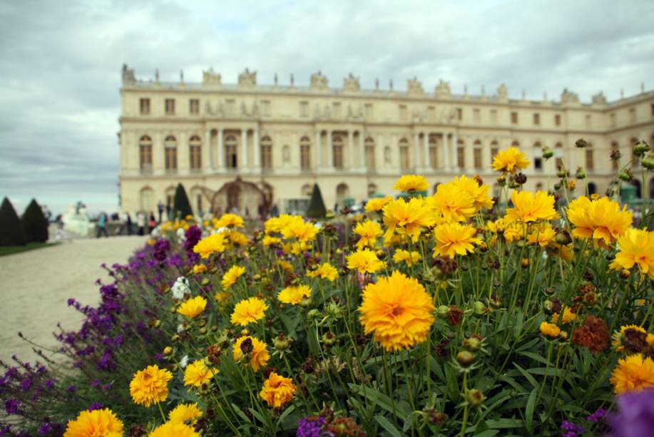 As flores do <a href="https://viajeaqui.abril.com.br/estabelecimentos/franca-arredores-de-paris-atracao-versailles-palacio-de-versalhes" rel="Pal&aacute;cio de Versalhes" target="_self">Pal&aacute;cio de Versalhes</a>, nos <a href="https://viajeaqui.abril.com.br/cidades/franca-arredores-de-paris" rel="arredores de Paris" target="_self">arredores de Paris</a>, <a href="https://viajeaqui.abril.com.br/paises/franca" rel="Fran&ccedil;a" target="_self">Fran&ccedil;a</a>
