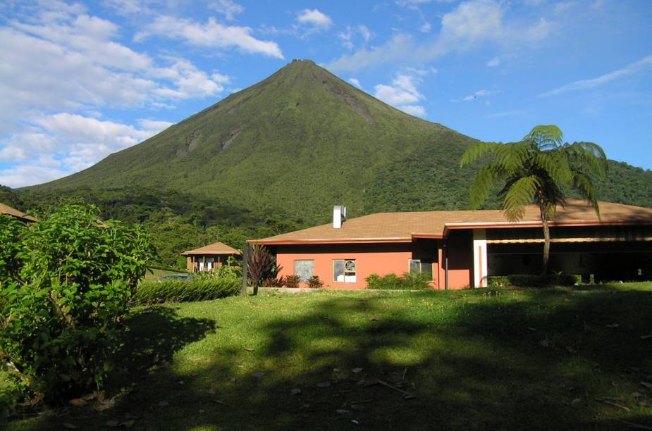 <strong>Costa Rica com ecoturismo</strong>        Com uma noite em San José, no <strong>Villa Tournon</strong>, duas na região do Arenal, no <strong>Lomas del Volcan (foto)</strong>, duas em Monteverde, no <strong>Cloud Forest</strong>, e duas na<strong> </strong>Playa Esterillos, onda a selva encontra o<strong> </strong>Pacífico, no <strong>Monterey</strong>, este pacote programa vários tours guiados de ecoturismo.        <strong>QUANDO:</strong> Em maio        <strong>QUEM LEVA:</strong> A <strong><a href="https://ambiental.tur.br" rel="Ambiental">Ambiental</a></strong> (11/3818-4600)        <strong>QUANTO: </strong>US$ 1 984