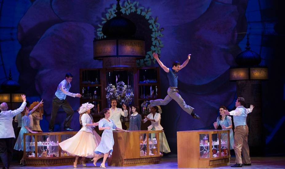 <strong>2.&nbsp;<a href="https://www.anamericaninparisbroadway.com/" rel="An American in Paris" target="_blank">An American in Paris</a></strong>O espet&aacute;culo vale pelos incr&iacute;veis n&uacute;meros de dan&ccedil;a &ndash; e algumas m&uacute;sicas conhecidas dos irm&atilde;os Gershwin. N&atilde;o precisa ser craque em ingl&ecirc;s para curtir a apresenta&ccedil;&atilde;o. Tem um fiapo de hist&oacute;ria, cheio de clich&ecirc;s. &Eacute; uma excelente alternativa para musicais datados, como O Fantasma da &Oacute;pera e Chicago.