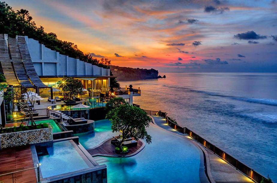 A localização privilegiada da piscina, que oferece uma visão indescritível do mar azul de Bali, é um dos grandes destaques do resort. Cravado em um penhasco, o hotel tem suítes duplex e atendimento impecável <em><a href="https://www.booking.com/hotel/id/anantara-bali-uluwatu-resort.pt-br.html?aid=332455&label=viagemabril-as-piscinas-mais-incriveis-do-mundo" target="_blank">Veja os preços do Alantara Resort no Booking.com</a></em> A localização privilegiada da piscina, que oferece uma visão indescritível do mar azul de Bali, é um dos grandes destaques do resort. Cravado em um penhasco, o hotel tem suítes duplex e atendimento impecável <em><a href="https://www.booking.com/hotel/id/anantara-bali-uluwatu-resort.pt-br.html?aid=332455&label=viagemabril-as-piscinas-mais-incriveis-do-mundo" target="_blank">Veja os preços do Alantara Resort no Booking.com</a></em>