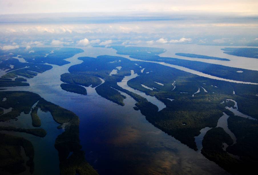 <strong>3. Complexo de áreas protegidas da Amazônia Central </strong>Patrimônio Natural desde 2000, a região central da Floresta Amazônica tem a maior área de proteção de todo o território, totalizando mais de seis milhões de hectares, e é uma das mais ricas do planeta em biodiversidade. Por aqui, encontram-se espécies de animais ameaçados de extinção, como o pirarucu, o peixe-boi amazônico, o jacaré-açu e botos. Na sua lista de riquezas naturais, encontram-se os igapós, os lagos e os canais